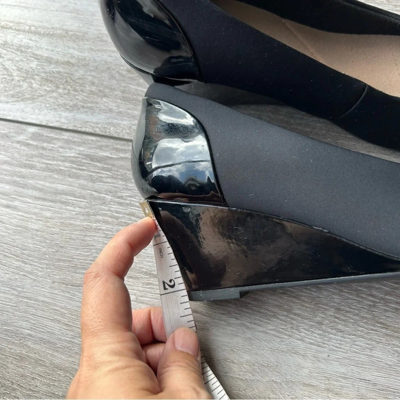 Clarks Women's Flores Poppy Pumps - Picture 14 of 14